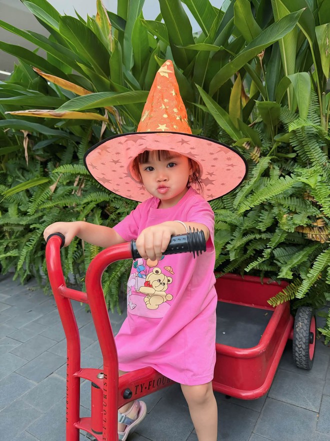C&aacute;c nh&oacute;c tỳ nh&agrave; Cường Đ&ocirc; La, Đ&ocirc;ng Nhi, V&acirc;n Trang l&ecirc;n đồ mừng lễ Halloween- Ảnh 11.