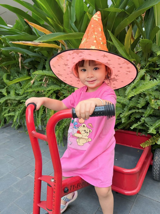 C&aacute;c nh&oacute;c tỳ nh&agrave; Cường Đ&ocirc; La, Đ&ocirc;ng Nhi, V&acirc;n Trang l&ecirc;n đồ mừng lễ Halloween- Ảnh 13.