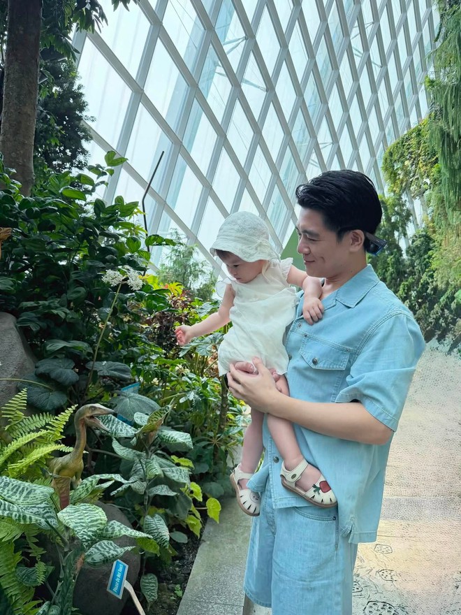 2 doanh nhân nghìn tỷ trông con: Người đóng vai bà còng, người làm mẫu cho con gái trang điểm - Ảnh 5.