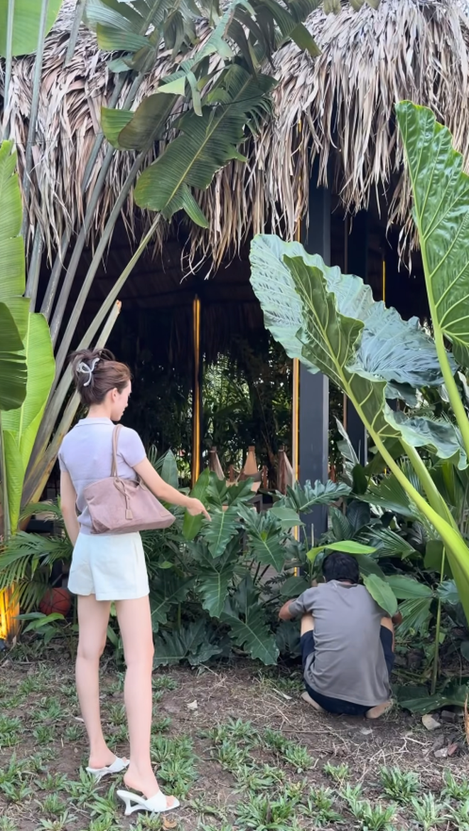 Mẹ đơn th&acirc;n Ph&uacute; Thọ lấy chồng thiếu gia: Sống trong resort ngh&igrave;n tỷ nhưng kh&ocirc;ng khoe đồng hồ, xe sang m&agrave; lại say sưa review ph&acirc;n b&oacute;n- Ảnh 5.