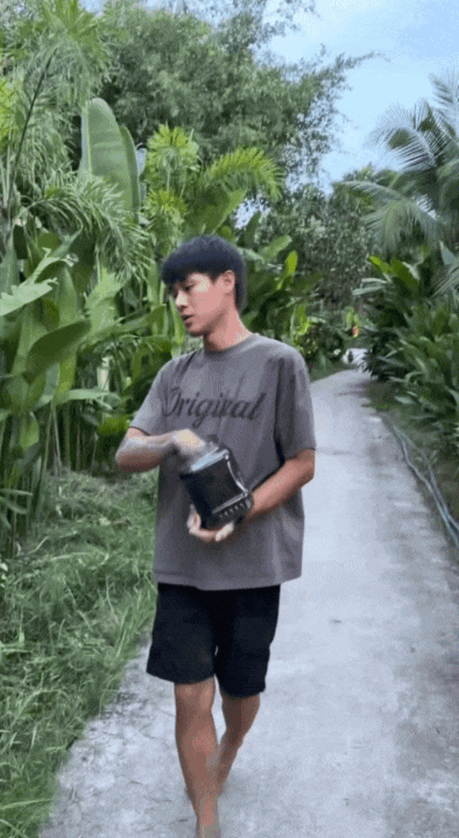 Mẹ đơn th&acirc;n Ph&uacute; Thọ lấy chồng thiếu gia: Sống trong resort ngh&igrave;n tỷ nhưng kh&ocirc;ng khoe đồng hồ, xe sang m&agrave; lại say sưa review ph&acirc;n b&oacute;n- Ảnh 7.