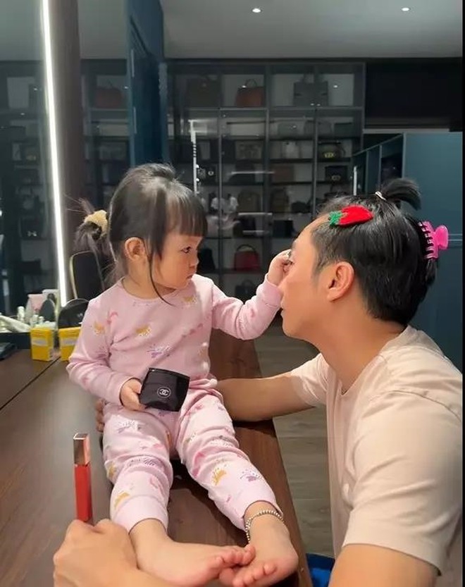 2 doanh nhân nghìn tỷ trông con: Người đóng vai bà còng, người làm mẫu cho con gái trang điểm - Ảnh 8.