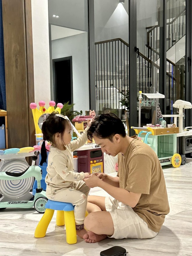 2 doanh nhân nghìn tỷ trông con: Người đóng vai bà còng, người làm mẫu cho con gái trang điểm - Ảnh 7.