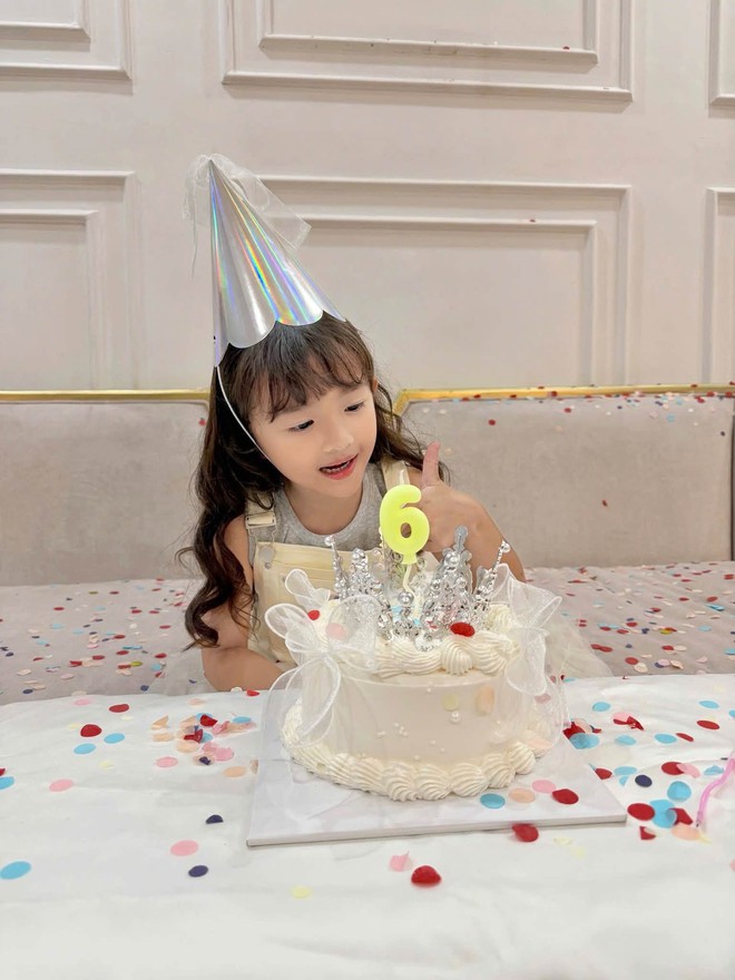 B&eacute; Winnie nh&agrave; Đ&ocirc;ng Nhi n&oacute;i tiếng Anh như MC chuy&ecirc;n nghiệp ở tuổi l&ecirc;n 6, biểu cảm đ&aacute;ng y&ecirc;u mới l&agrave; điều g&acirc;y ch&uacute; &yacute;- Ảnh 2.