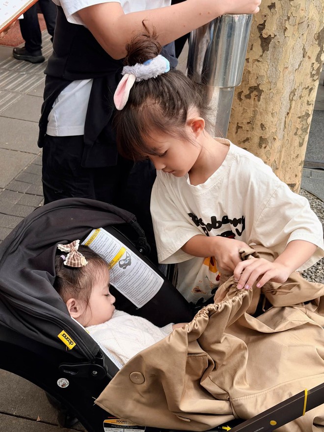 B&eacute; Winnie nh&agrave; Đ&ocirc;ng Nhi n&oacute;i tiếng Anh như MC chuy&ecirc;n nghiệp ở tuổi l&ecirc;n 6, biểu cảm đ&aacute;ng y&ecirc;u mới l&agrave; điều g&acirc;y ch&uacute; &yacute;- Ảnh 5.