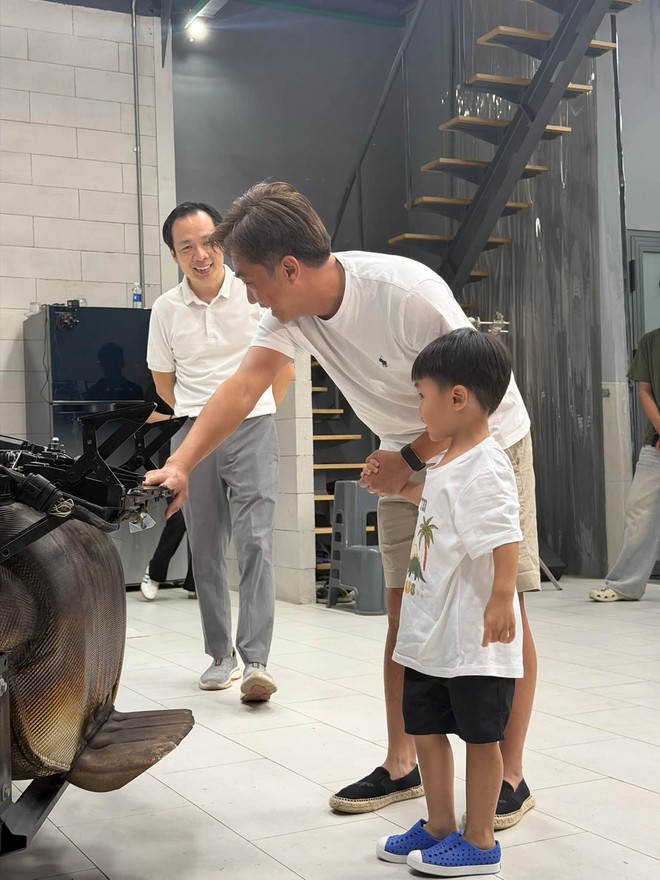 Đ&agrave;m Thu Trang bận đi sắm đồ nội thất, Cường Đ&ocirc; La tr&ocirc;ng con đ&uacute;ng chuẩn nh&agrave; gi&agrave;u, đưa con đi ngắm si&ecirc;u xe mới chịu- Ảnh 3.
