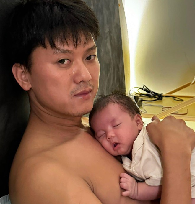 Quách Ngọc Tuyên cưới vợ kém 16 tuổi, con trai lên 3 tuổi điển trai, khôi ngô chuẩn điện ảnh - Ảnh 2.