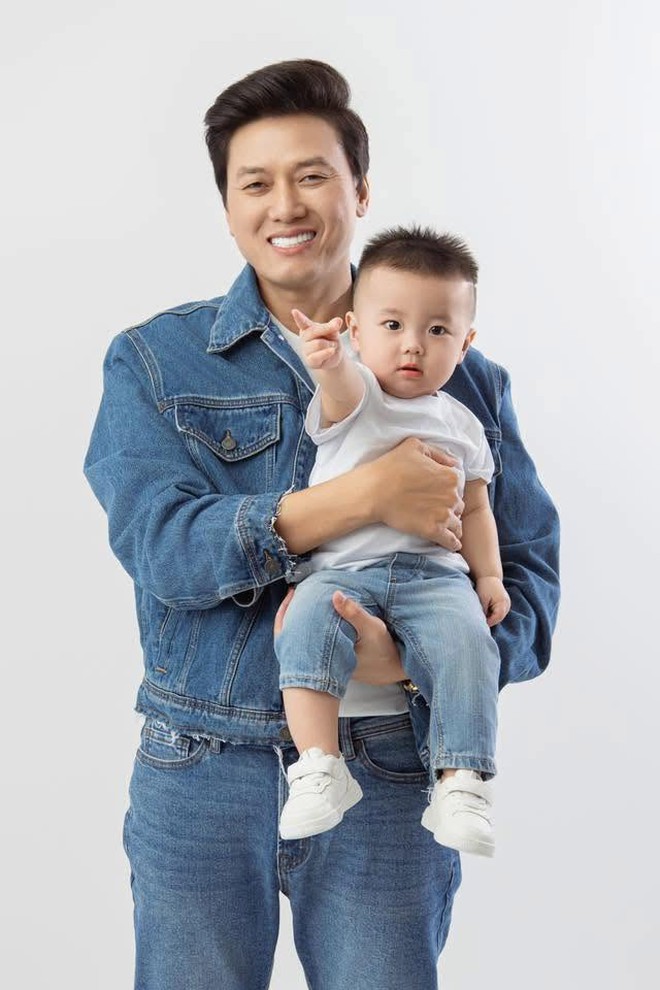 Quách Ngọc Tuyên cưới vợ kém 16 tuổi, con trai lên 3 tuổi điển trai, khôi ngô chuẩn điện ảnh - Ảnh 1.