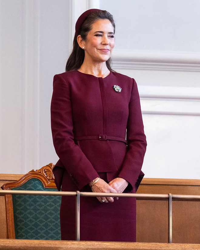 Kh&ocirc;ng cần mặc m&agrave;u đen để tr&ocirc;ng sang, phụ nữ trung ni&ecirc;n học Vương hậu Mary c&aacute;ch diện gam đỏ trầm vừa trẻ vừa qu&yacute; ph&aacute;i - Ảnh 12.