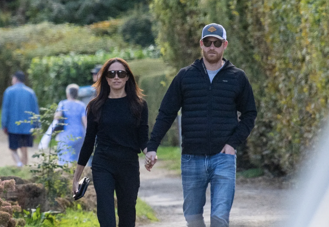Harry v&agrave; Meghan nắm tay đi ăn trưa ở pub, lần đầu lộ diện c&ugrave;ng nhau sau khi trở lại Anh - Ảnh 2.