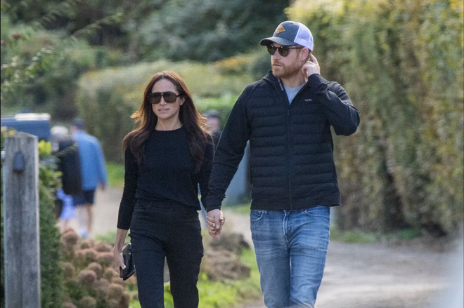 Harry v&agrave; Meghan nắm tay đi ăn trưa ở pub, lần đầu lộ diện c&ugrave;ng nhau sau khi trở lại Anh - Ảnh 3.