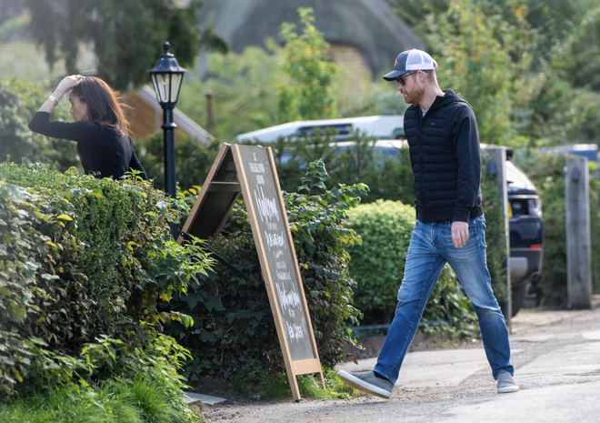 Harry v&agrave; Meghan nắm tay đi ăn trưa ở pub, lần đầu lộ diện c&ugrave;ng nhau sau khi trở lại Anh - Ảnh 5.