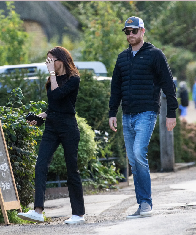 Harry v&agrave; Meghan nắm tay đi ăn trưa ở pub, lần đầu lộ diện c&ugrave;ng nhau sau khi trở lại Anh - Ảnh 4.