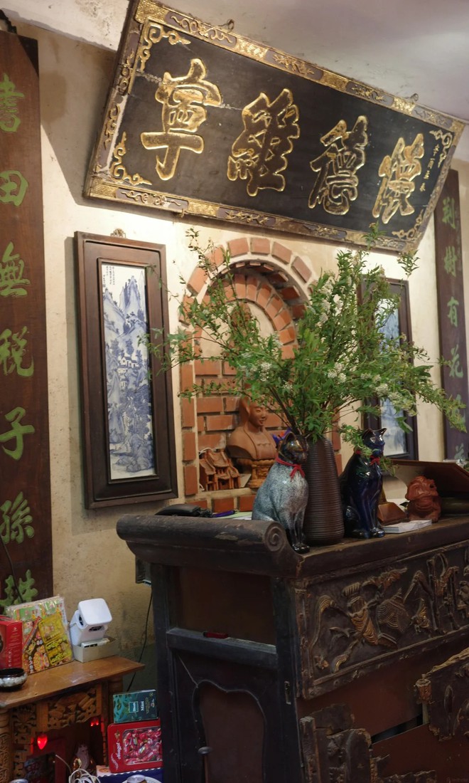 Qu&aacute;n c&agrave; ph&ecirc; &ldquo;ẩn m&igrave;nh&rdquo; giữa phố cổ H&agrave; Nội, bước qua một tiệm lụa mới thấy, kh&ocirc;ng gian đậm chất &Aacute; Đ&ocirc;ng khiến kh&aacute;ch Trung m&ecirc; mẩn- Ảnh 15.