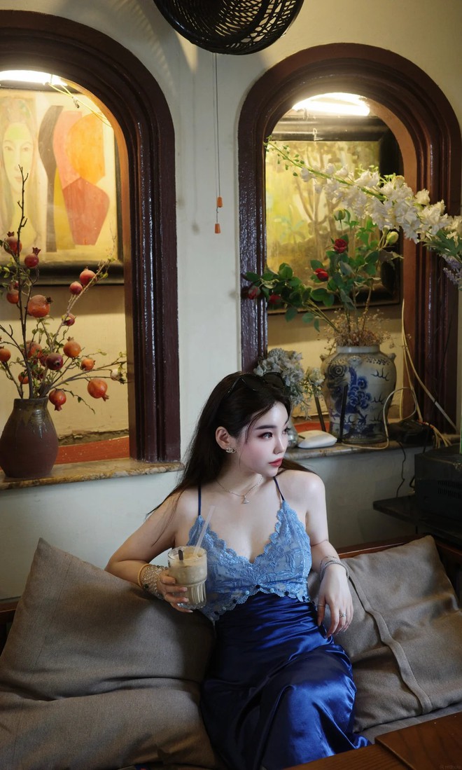 Qu&aacute;n c&agrave; ph&ecirc; &ldquo;ẩn m&igrave;nh&rdquo; giữa phố cổ H&agrave; Nội, bước qua một tiệm lụa mới thấy, kh&ocirc;ng gian đậm chất &Aacute; Đ&ocirc;ng khiến kh&aacute;ch Trung m&ecirc; mẩn- Ảnh 1.