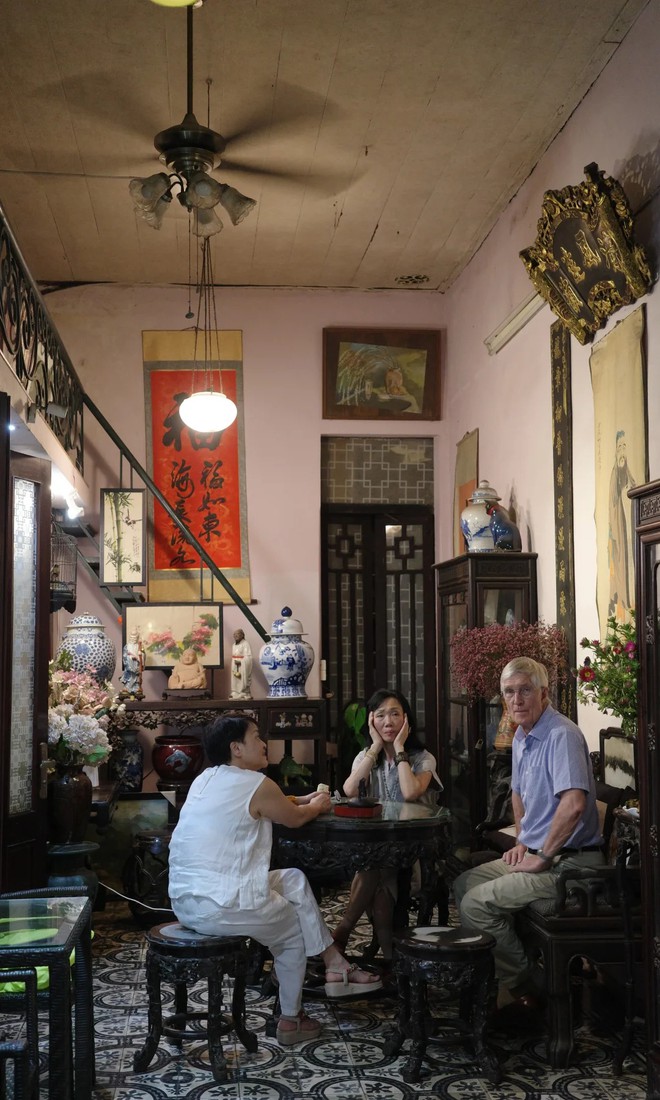 Qu&aacute;n c&agrave; ph&ecirc; &ldquo;ẩn m&igrave;nh&rdquo; giữa phố cổ H&agrave; Nội, bước qua một tiệm lụa mới thấy, kh&ocirc;ng gian đậm chất &Aacute; Đ&ocirc;ng khiến kh&aacute;ch Trung m&ecirc; mẩn- Ảnh 3.