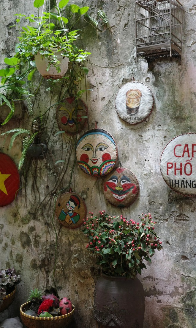 Qu&aacute;n c&agrave; ph&ecirc; &ldquo;ẩn m&igrave;nh&rdquo; giữa phố cổ H&agrave; Nội, bước qua một tiệm lụa mới thấy, kh&ocirc;ng gian đậm chất &Aacute; Đ&ocirc;ng khiến kh&aacute;ch Trung m&ecirc; mẩn- Ảnh 5.
