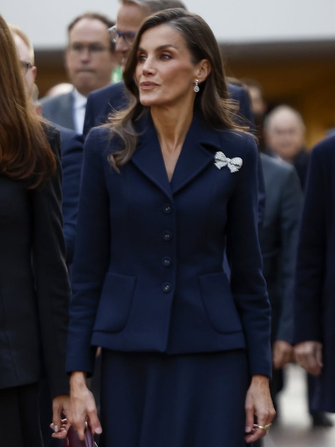 Không phải hàng hiệu, đây mới là thứ khiến phong cách của Vương hậu Letizia luôn trông đắt giá - Ảnh 3.