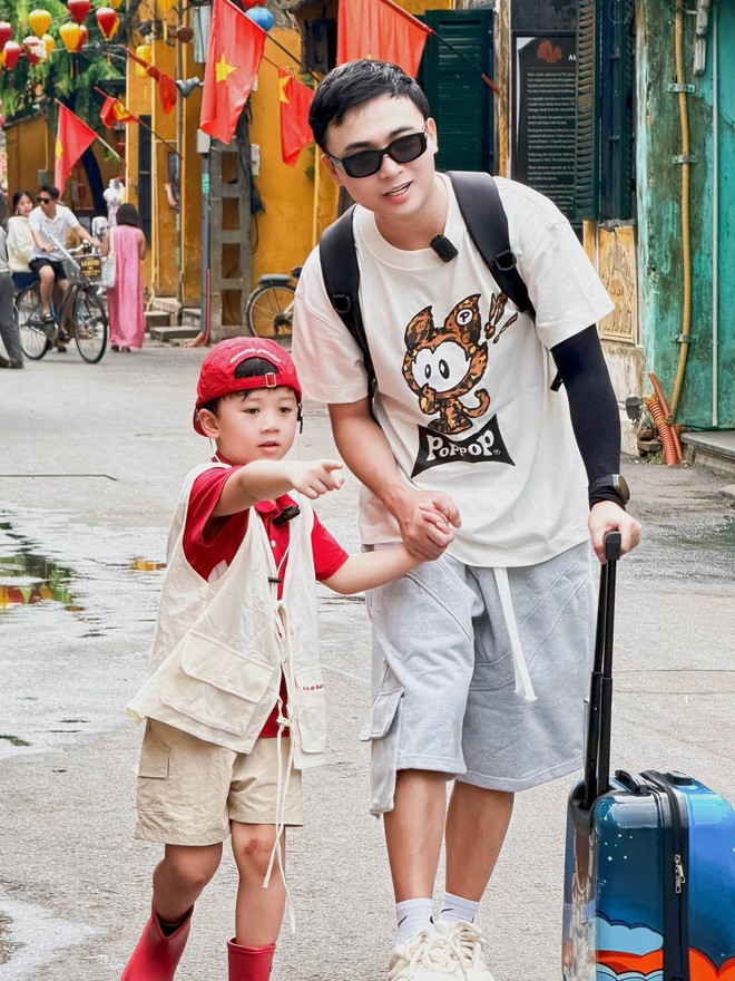 Con trai Huy R điển trai chuẩn soái ca nhí, cử chỉ tâm lý dành cho mẹ gây sốt mạng - Ảnh 5.