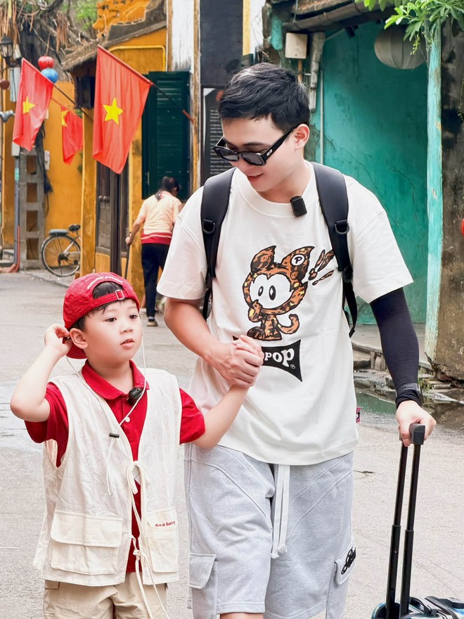 Con trai Huy R điển trai chuẩn soái ca nhí, cử chỉ tâm lý dành cho mẹ gây sốt mạng - Ảnh 6.
