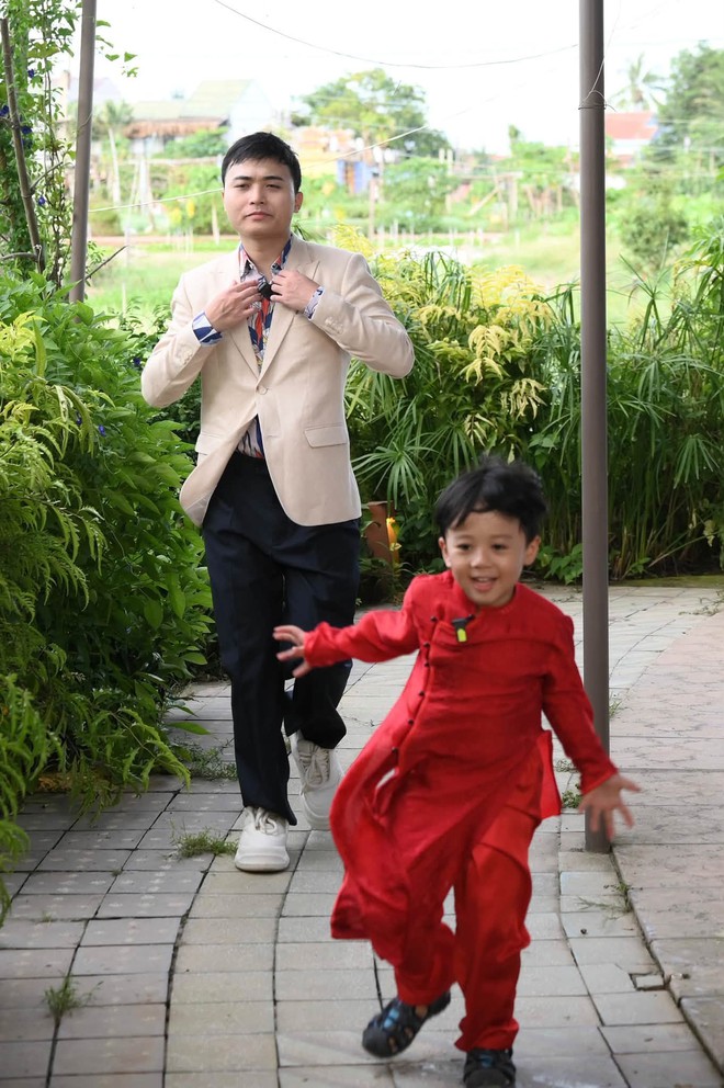 Con trai Huy R điển trai chuẩn soái ca nhí, cử chỉ tâm lý dành cho mẹ gây sốt mạng - Ảnh 3.