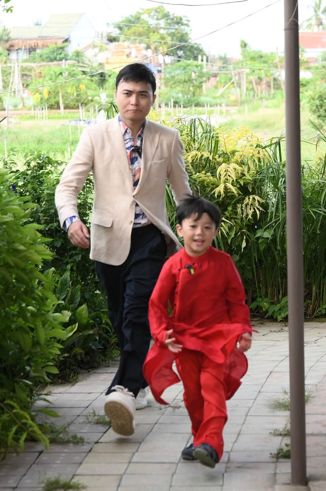 Con trai Huy R điển trai chuẩn soái ca nhí, cử chỉ tâm lý dành cho mẹ gây sốt mạng - Ảnh 4.