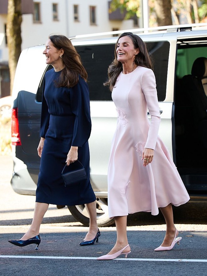 Sau tuổi 40, phụ nữ nên tránh 4 kiểu mặc này: Nhìn Vương hậu Letizia là hiểu ngay - Ảnh 13.