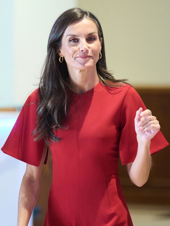 Sau tuổi 40, phụ nữ nên tránh 4 kiểu mặc này: Nhìn Vương hậu Letizia là hiểu ngay - Ảnh 9.