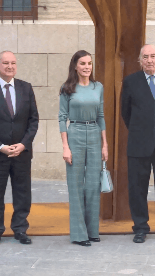 Sau tuổi 40, phụ nữ nên tránh 4 kiểu mặc này: Nhìn Vương hậu Letizia là hiểu ngay - Ảnh 3.
