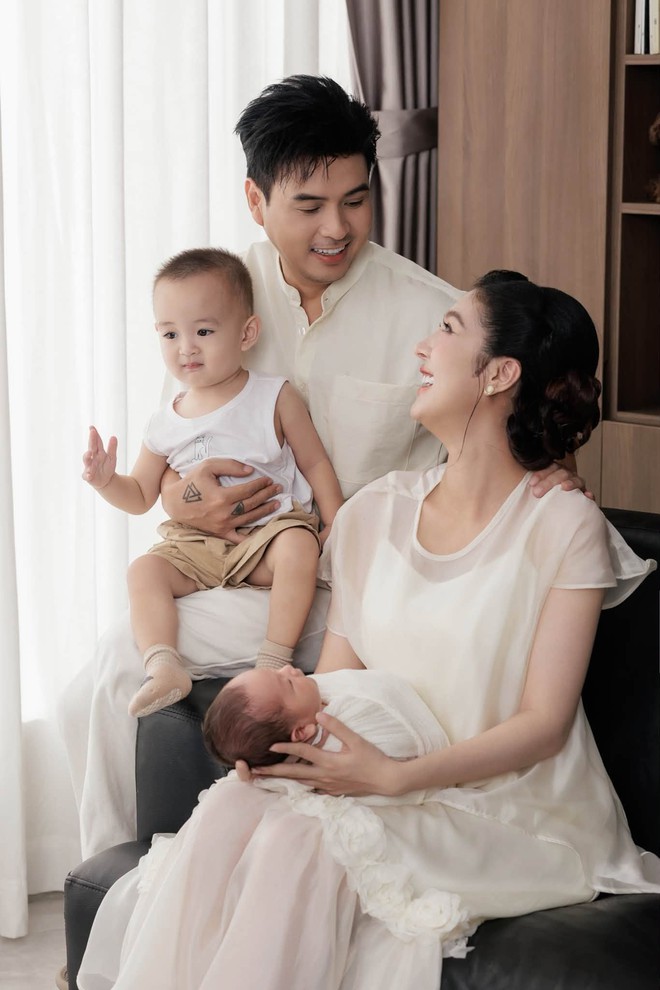 Hồ Quang Hiếu khoe tổ ấm nhỏ 4 người, nhan sắc bà xã 3 tuần sau sinh gây sốt mạng - Ảnh 1.