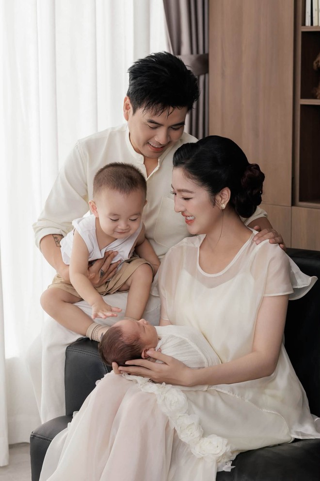 Hồ Quang Hiếu khoe tổ ấm nhỏ 4 người, nhan sắc bà xã 3 tuần sau sinh gây sốt mạng - Ảnh 2.