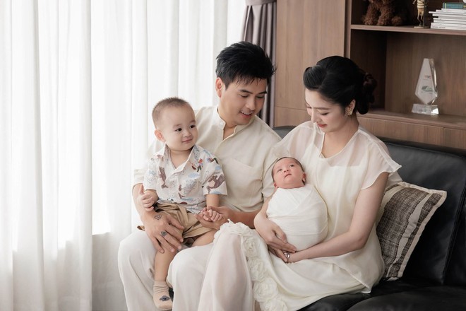 Hồ Quang Hiếu khoe tổ ấm nhỏ 4 người, nhan sắc bà xã 3 tuần sau sinh gây sốt mạng - Ảnh 4.