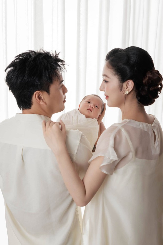 Hồ Quang Hiếu khoe tổ ấm nhỏ 4 người, nhan sắc bà xã 3 tuần sau sinh gây sốt mạng - Ảnh 5.