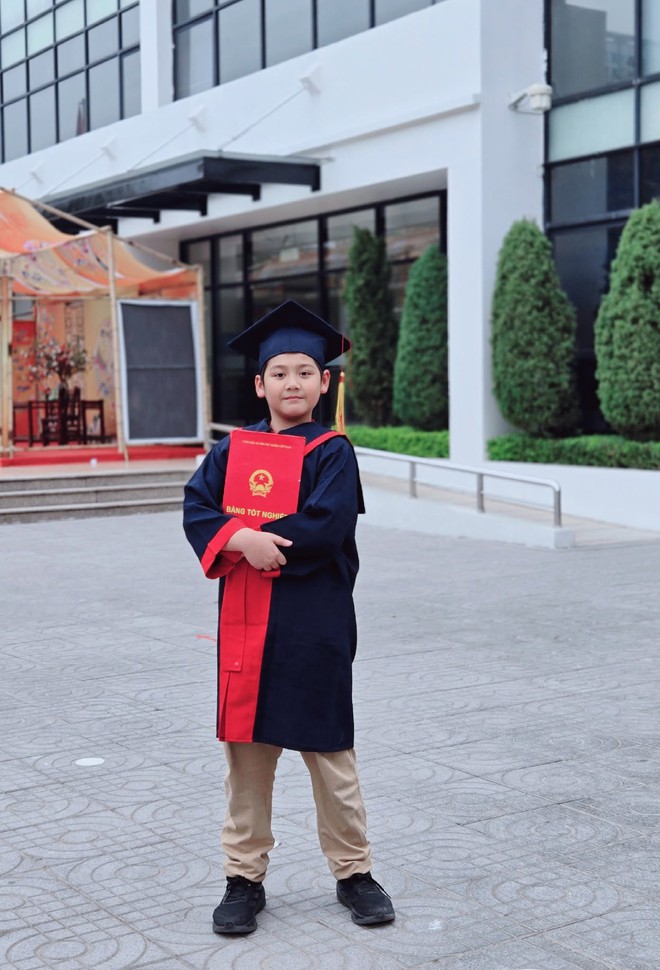 Con trai Mạnh Trường trổ tài rửa hết cả "núi" bát đĩa, bà xã nam diễn viên "thả thính": "Con dâu tương lai đã yên tâm chưa?" - Ảnh 4.