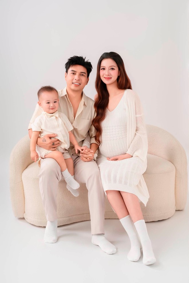 Hồ Quang Hiếu khoe tổ ấm nhỏ 4 người, nhan sắc bà xã 3 tuần sau sinh gây sốt mạng - Ảnh 9.