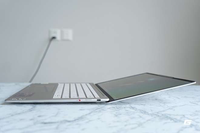 Trên tay Lenovo Yoga Slim 7 Gen 11 Aura Edition: Nhẹ tênh trên một tay, Core Ultra 7 355 dư sức đáp ứng công việc hằng ngày, Aura Edition nhiều tính năng thông minh- Ảnh 4.