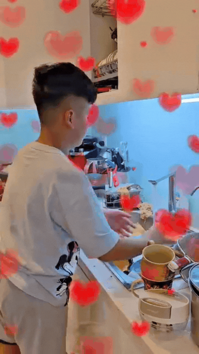 Con trai Mạnh Trường trổ tài rửa hết cả "núi" bát đĩa, bà xã nam diễn viên "thả thính": "Con dâu tương lai đã yên tâm chưa?" - Ảnh 1.