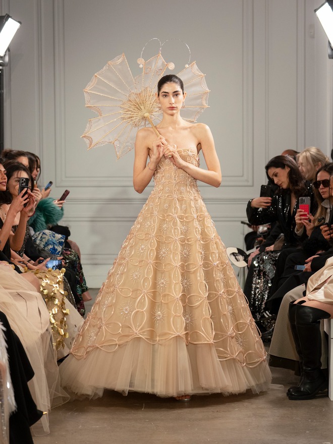 Si&ecirc;u mẫu số 1 thế giới gật đầu l&agrave;m vedette, cổ vũ NTK người Việt đầu ti&ecirc;n l&agrave;m n&ecirc;n kỳ t&iacute;ch: "Lịch sử đ&atilde; được viết n&ecirc;n!"- Ảnh 6.