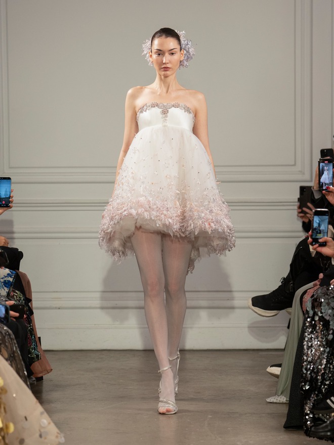 Si&ecirc;u mẫu số 1 thế giới gật đầu l&agrave;m vedette, cổ vũ NTK người Việt đầu ti&ecirc;n l&agrave;m n&ecirc;n kỳ t&iacute;ch: "Lịch sử đ&atilde; được viết n&ecirc;n!"- Ảnh 7.