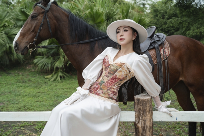 Hoa hậu Ho&agrave;ng Thu Thủy: L&agrave; gi&aacute;m đốc, MC song ngữ, gửi 1 th&ocirc;ng điệp tới phụ nữ nghe chỉ thấy đ&uacute;ng- Ảnh 2.