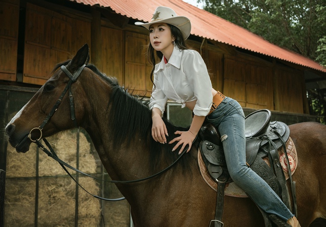 Hoa hậu Ho&agrave;ng Thu Thủy: L&agrave; gi&aacute;m đốc, MC song ngữ, gửi 1 th&ocirc;ng điệp tới phụ nữ nghe chỉ thấy đ&uacute;ng- Ảnh 7.