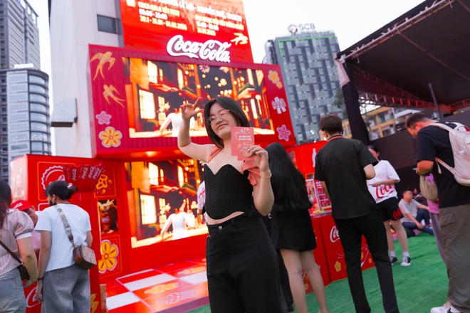 H&agrave;ng ngh&igrave;n bạn trẻ đổ x&ocirc; đi "dệt Tết" giữa S&agrave;i G&ograve;n: Khi truyền thống được Gen Z "dệt" lại bằng trải nghiệm đa gi&aacute;c quan v&agrave; &acirc;m nhạc b&ugrave;ng nổ- Ảnh 4.