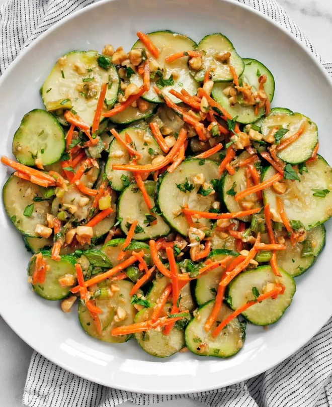 "Salad retinol" giải ngấy ng&agrave;y Tết: 10 ph&uacute;t để c&oacute; da căng mọng, ti&ecirc;u mỡ giữ d&aacute;ng xinh- Ảnh 5.