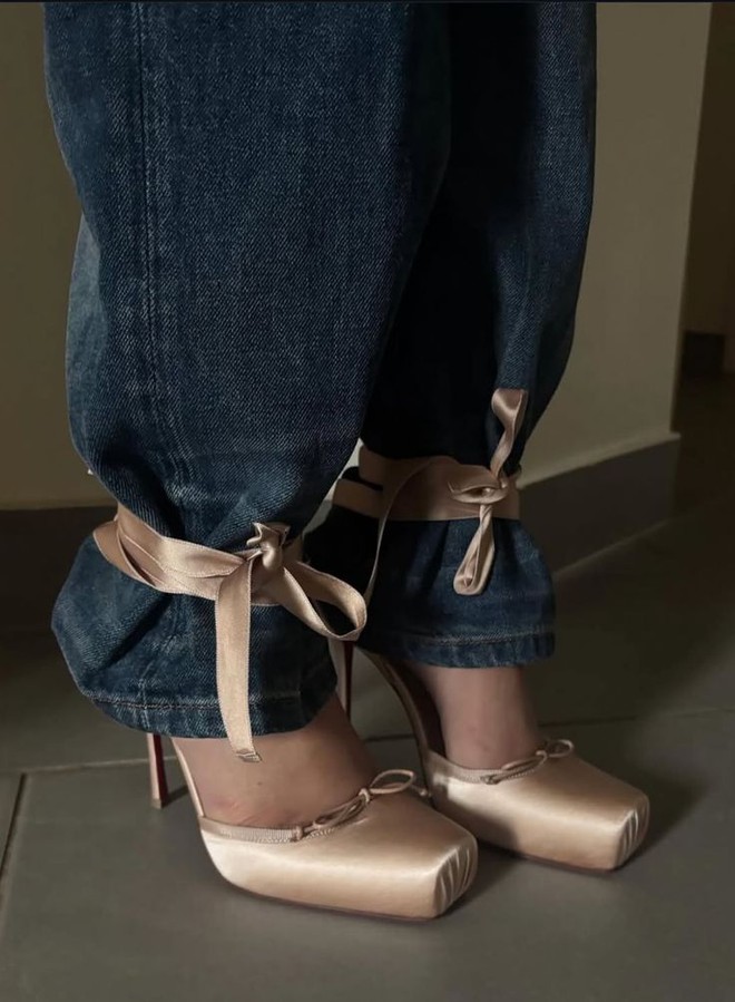 Hot trend 2026 gọi t&ecirc;n gi&agrave;y satin: Từ gi&agrave;y b&uacute;p b&ecirc; tới sneakers đều xinh cỡ n&agrave;y, bảo sao MXH m&ecirc; đắm!- Ảnh 20.