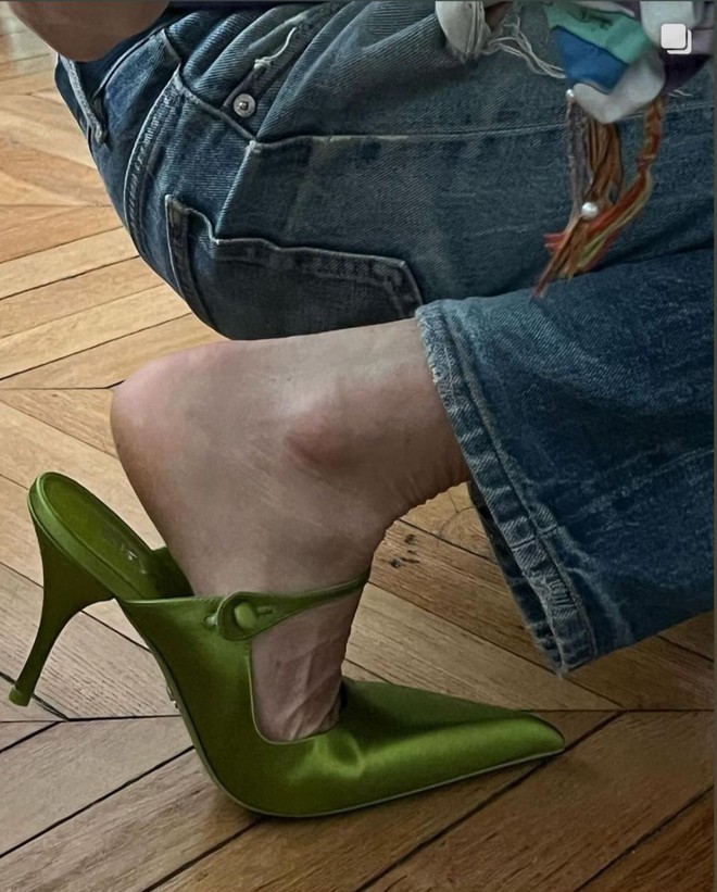 Hot trend 2026 gọi t&ecirc;n gi&agrave;y satin: Từ gi&agrave;y b&uacute;p b&ecirc; tới sneakers đều xinh cỡ n&agrave;y, bảo sao MXH m&ecirc; đắm!- Ảnh 25.