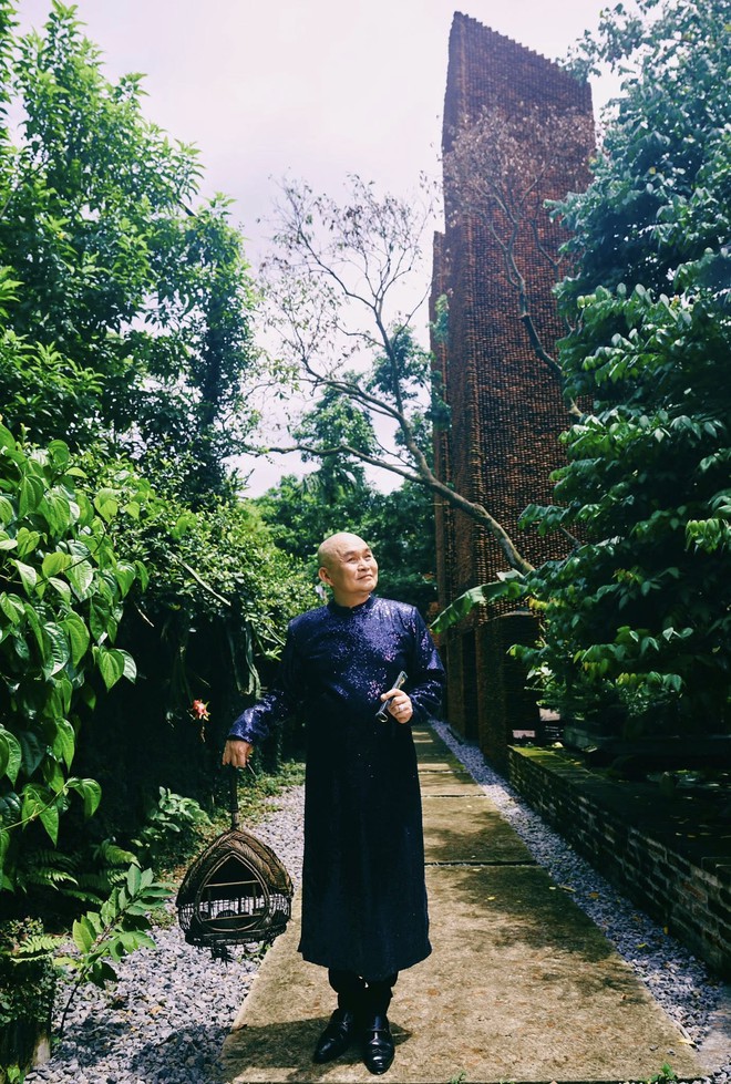 Cuộc sống của 2 "vua hài kịch" nổi tiếng nhất Việt Nam, sở hữu nhà thờ trăm tỷ, thích ăn dưa muối, cá khô- Ảnh 2. Cuộc sống của 2 "vua hài kịch" nổi tiếng nhất Việt Nam, sở hữu nhà thờ trăm tỷ, thích ăn dưa muối, cá khô- Ảnh 2.