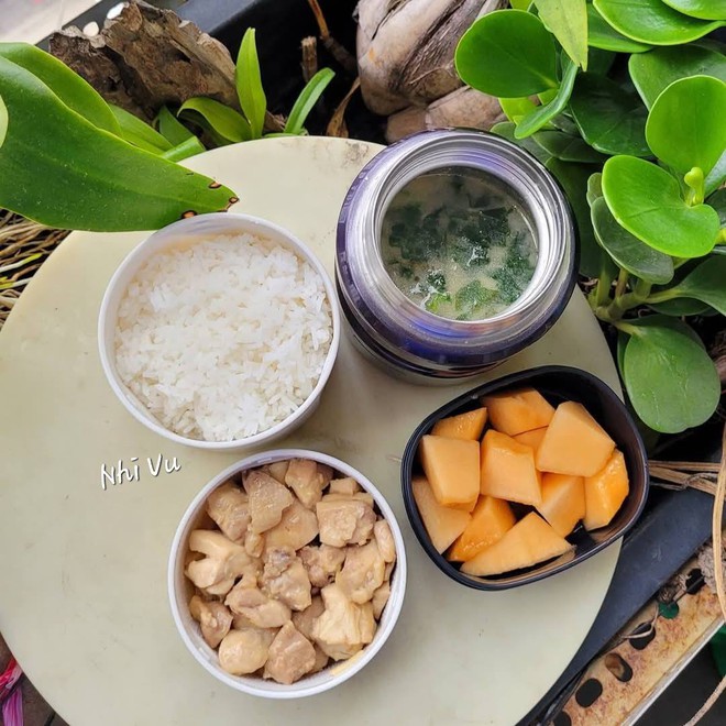 Mẹ TP HCM ph&aacute;t động &ldquo;chiến dịch nấu cơm 15 ph&uacute;t mỗi s&aacute;ng&rdquo; cho con mang đi học, phản ứng của b&eacute; g&aacute;i khiến mẹ ngỡ ng&agrave;ng- Ảnh 16.