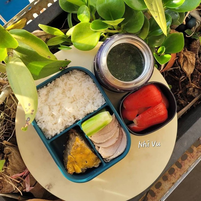 Mẹ TP HCM ph&aacute;t động &ldquo;chiến dịch nấu cơm 15 ph&uacute;t mỗi s&aacute;ng&rdquo; cho con mang đi học, phản ứng của b&eacute; g&aacute;i khiến mẹ ngỡ ng&agrave;ng- Ảnh 5.