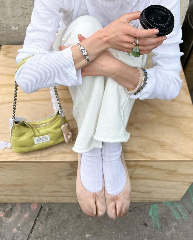 Hot trend 2026 gọi t&ecirc;n gi&agrave;y satin: Từ gi&agrave;y b&uacute;p b&ecirc; tới sneakers đều xinh cỡ n&agrave;y, bảo sao MXH m&ecirc; đắm!- Ảnh 1.