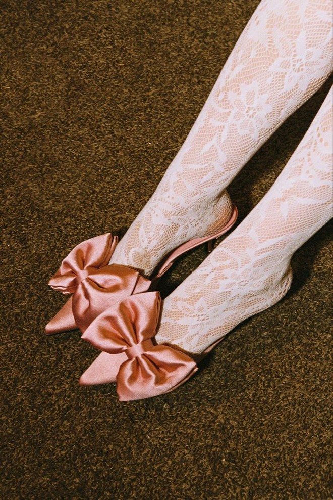 Hot trend 2026 gọi t&ecirc;n gi&agrave;y satin: Từ gi&agrave;y b&uacute;p b&ecirc; tới sneakers đều xinh cỡ n&agrave;y, bảo sao MXH m&ecirc; đắm!- Ảnh 22.